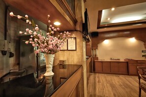 供應早餐、午餐和晚餐，泰國料理