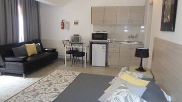 Caja de seguridad en la habitación y tabla de planchar con plancha