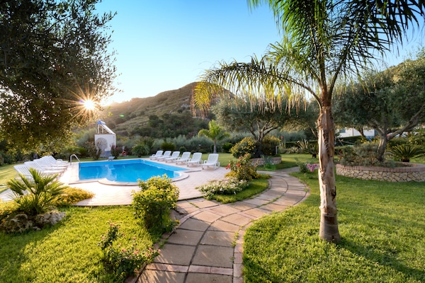 Sesongbasert utendørsbasseng og et basseng på takterrassen