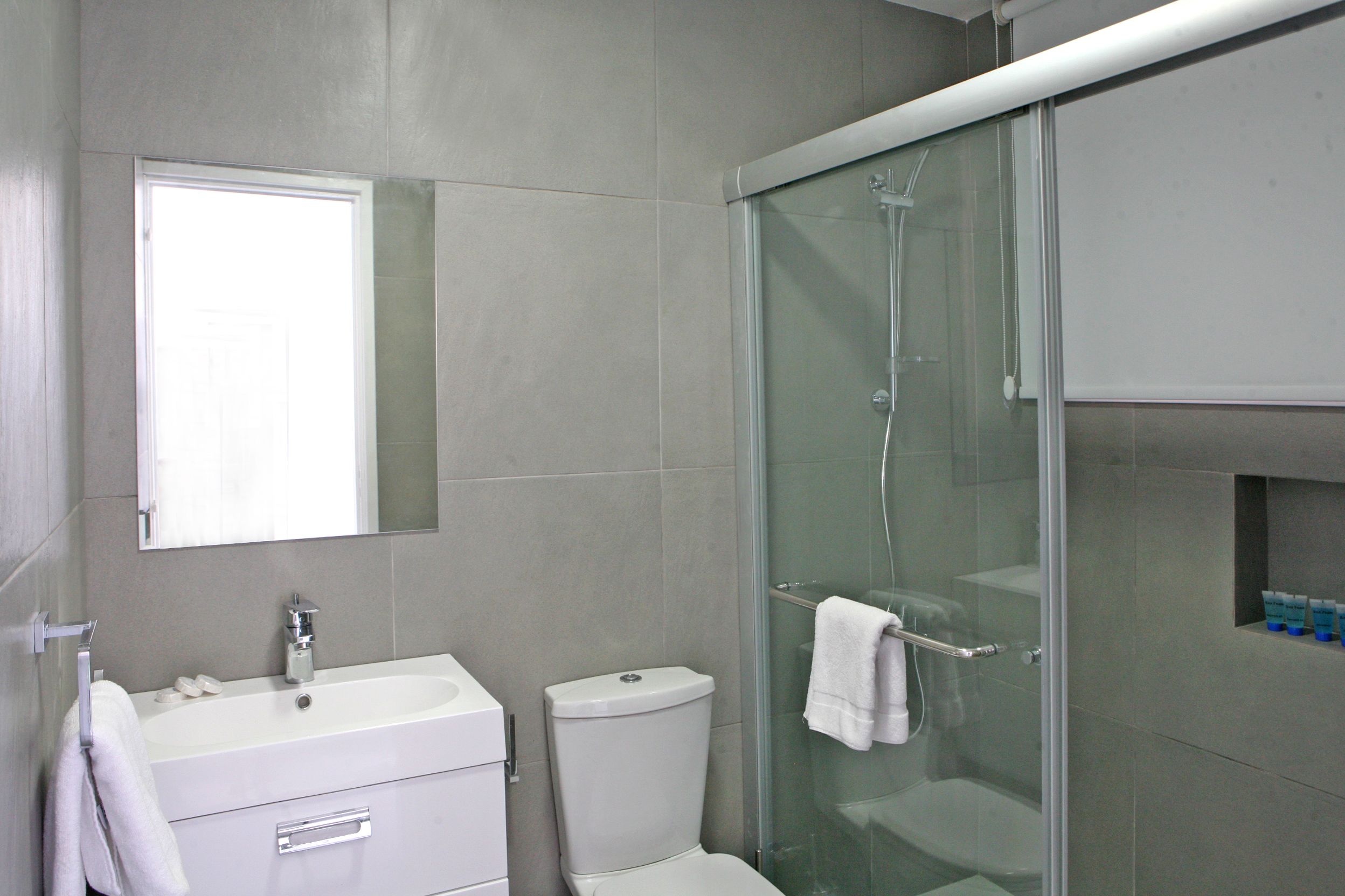 Articles de toilette gratuits, sèche-cheveux, serviettes fournies