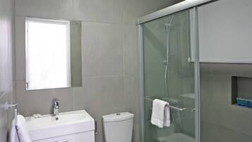 Articles de toilette gratuits, sĂšche-cheveux, serviettes fournies