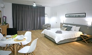 In-room safe, soundproofing, iron/ironing board, free WiFi - Corina Suites and Apartments (Limassol)