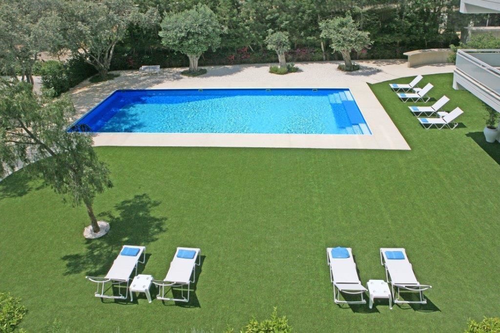 حمّام سباحة خارجي، مقاعد للتشمس