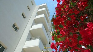 Un edificio de varios pisos con balcones y ventanas.