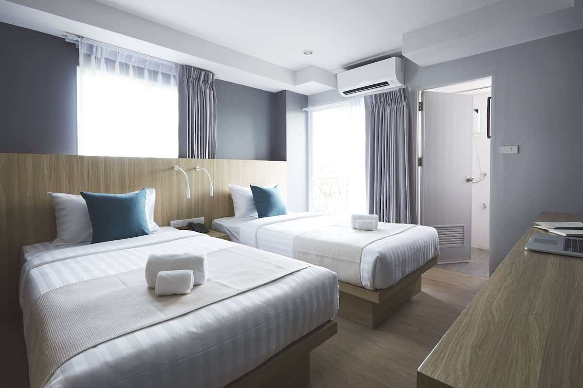 Junior suite | Een minibar, een kluis op de kamer, een bureau, gratis wifi