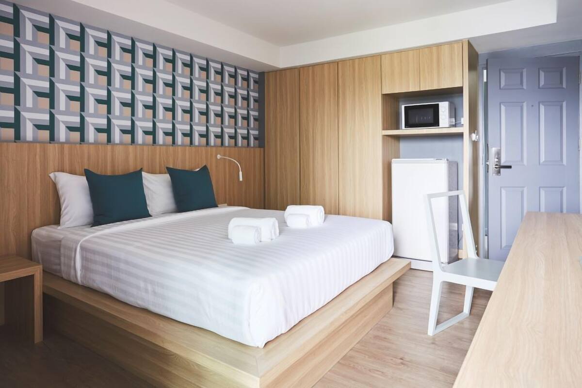 Habitación Deluxe con 1 cama doble o 2 individuales, vistas a la piscina | Minibar, caja fuerte, escritorio y wifi gratis