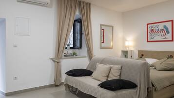 Premium bedding, desk, iron/ironing board, free WiFi