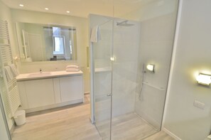 Apartment, Annex Building (Menta) | Bathroom | Shower, slippers, bidet, towels - Aromi Piccolo Hotel (Salò)