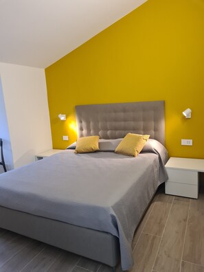 Apartamento panorámico, 1 cama doble, terraza, vistas al lago (Mirto) | Caja fuerte, sistema de insonorización, cunas (de pago) y wifi gratis