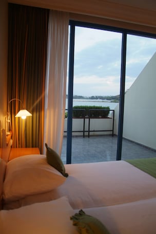 Superior Room, Lake View (With Extra Bed) | Egyptian cotton sheets, premium bedding, pillowtop beds, minibar