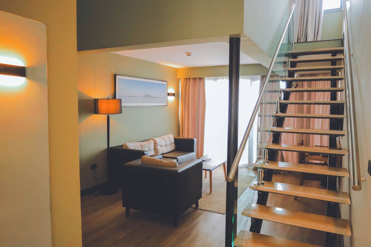 Deluxe-Suite, Seeblick | Wohnzimmer | 37-Zoll-Flachbildfernseher mit Satellitenempfang, Fernseher