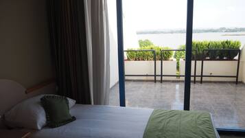 1 bedroom, Egyptian cotton sheets, premium bedding, pillowtop beds
