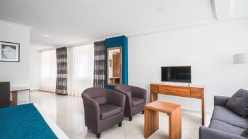 Junior suite, 1 kingsize bed met slaapbank, kitchenette | Een kluis op de kamer, een bureau, een strijkplank/strijkijzer