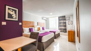 Signature-Suite, 2 Doppelbetten, Kochnische | 1 Schlafzimmer, Zimmersafe, Schreibtisch, Bügeleisen/Bügelbrett