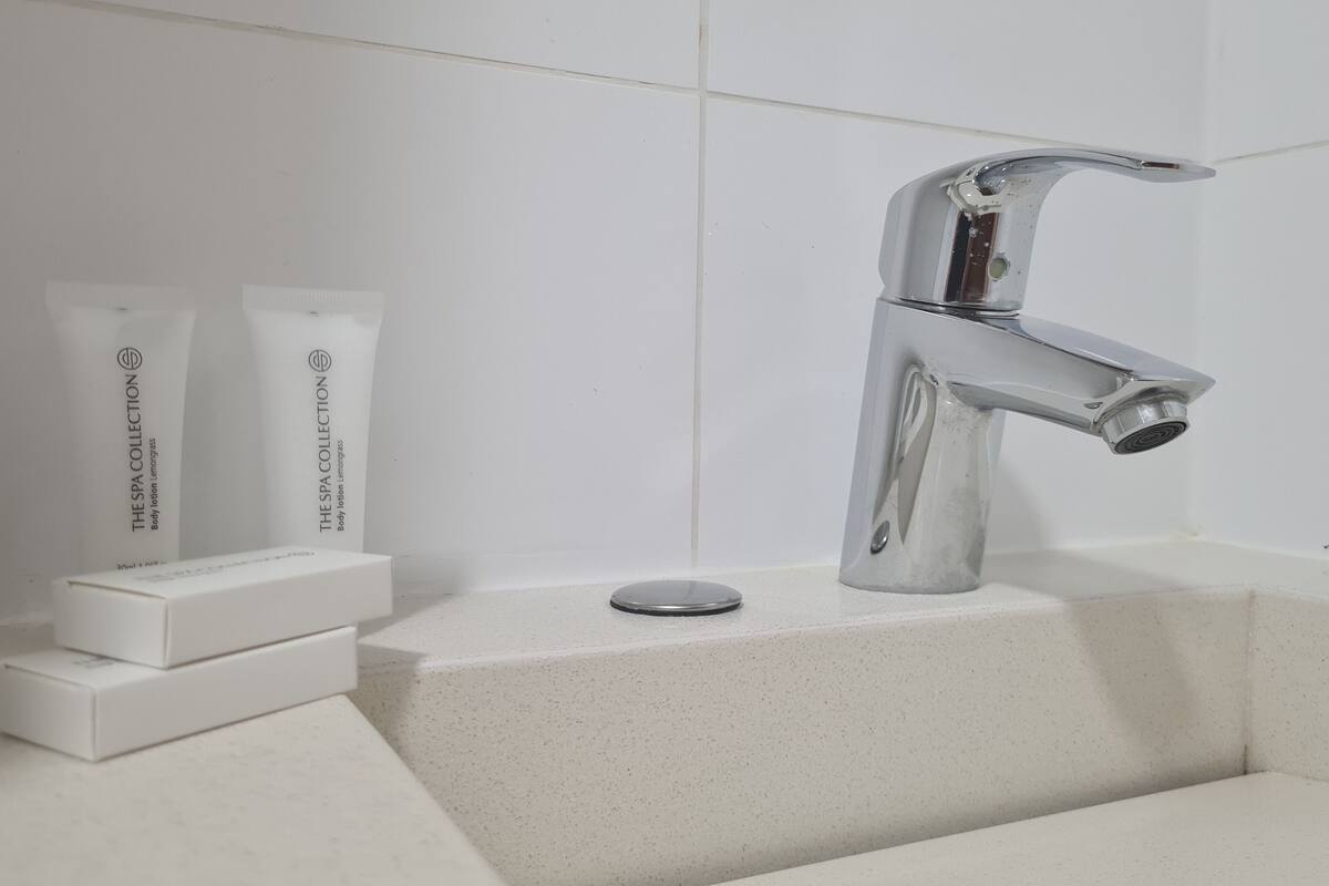 shower, free toiletries, towels