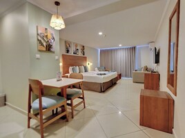 Caja de seguridad en la habitación y escritorio 