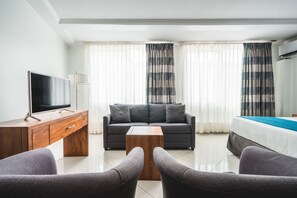 Suite Junior, 1 très grand lit et 1 canapé-lit, cuisinette | Coffre-fort, fer et planche à repasser, accès au Wi-Fi (inclus)