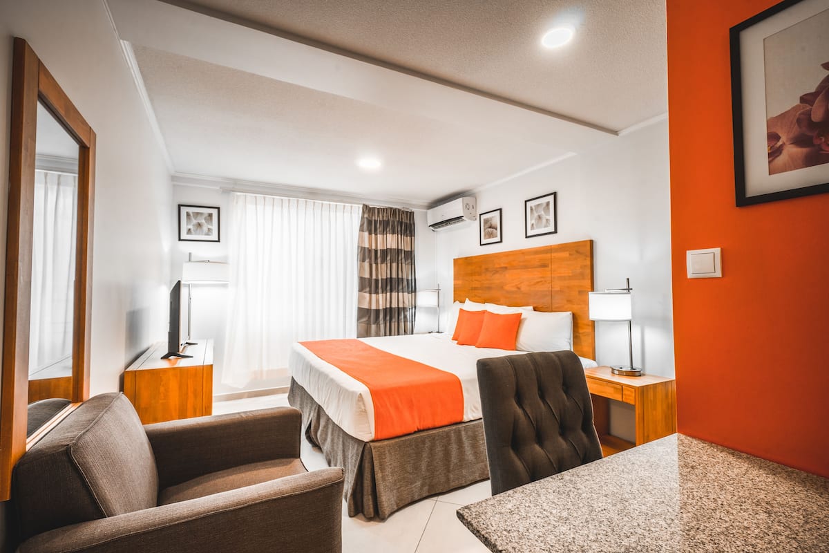 Suite Signature, 1 cama de matrimonio grande, cocina básica | Caja fuerte, tabla de planchar con plancha, wifi gratis y ropa de cama