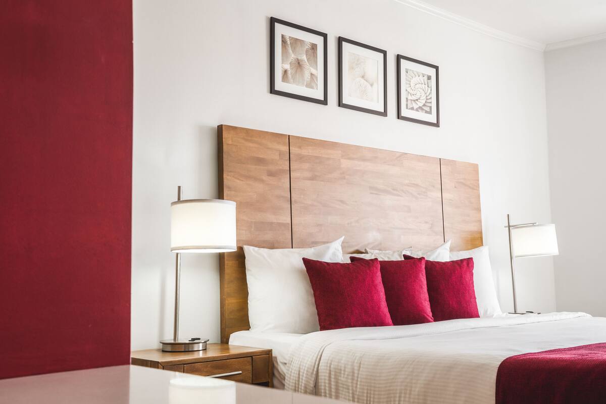 Suite Signature, 1 cama de matrimonio grande, cocina básica, vistas a la ciudad | Caja fuerte, tabla de planchar con plancha, wifi gratis y ropa de cama