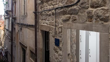 Studio Apartment (1st floor) | Literie de qualité supérieure, Wi-Fi gratuit, draps fournis