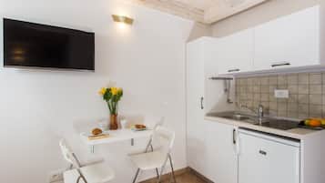 Studio Apartment (1st floor) | Coin cuisine privé | Réfrigérateur, bouilloire électrique