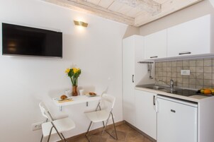 Studio Apartment (1st floor) | Cozinha americana privada | Geladeira, chaleira elétrica