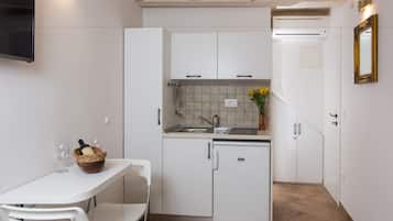 Studio Apartment (1st floor) | Private kitchenette | Fridge, microwave, electric kettle