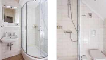 Studio Apartment (1st floor) | Bathroom | Shower, towels