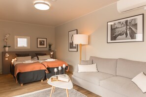 Estudio estándar | Escritorio, tabla de planchar con plancha, wifi gratis y ropa de cama 