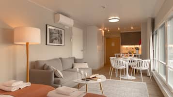 Standard Studio | Living area | Flat-screen TV