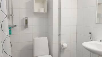Un baño moderno con inodoro, ducha y lavamanos.