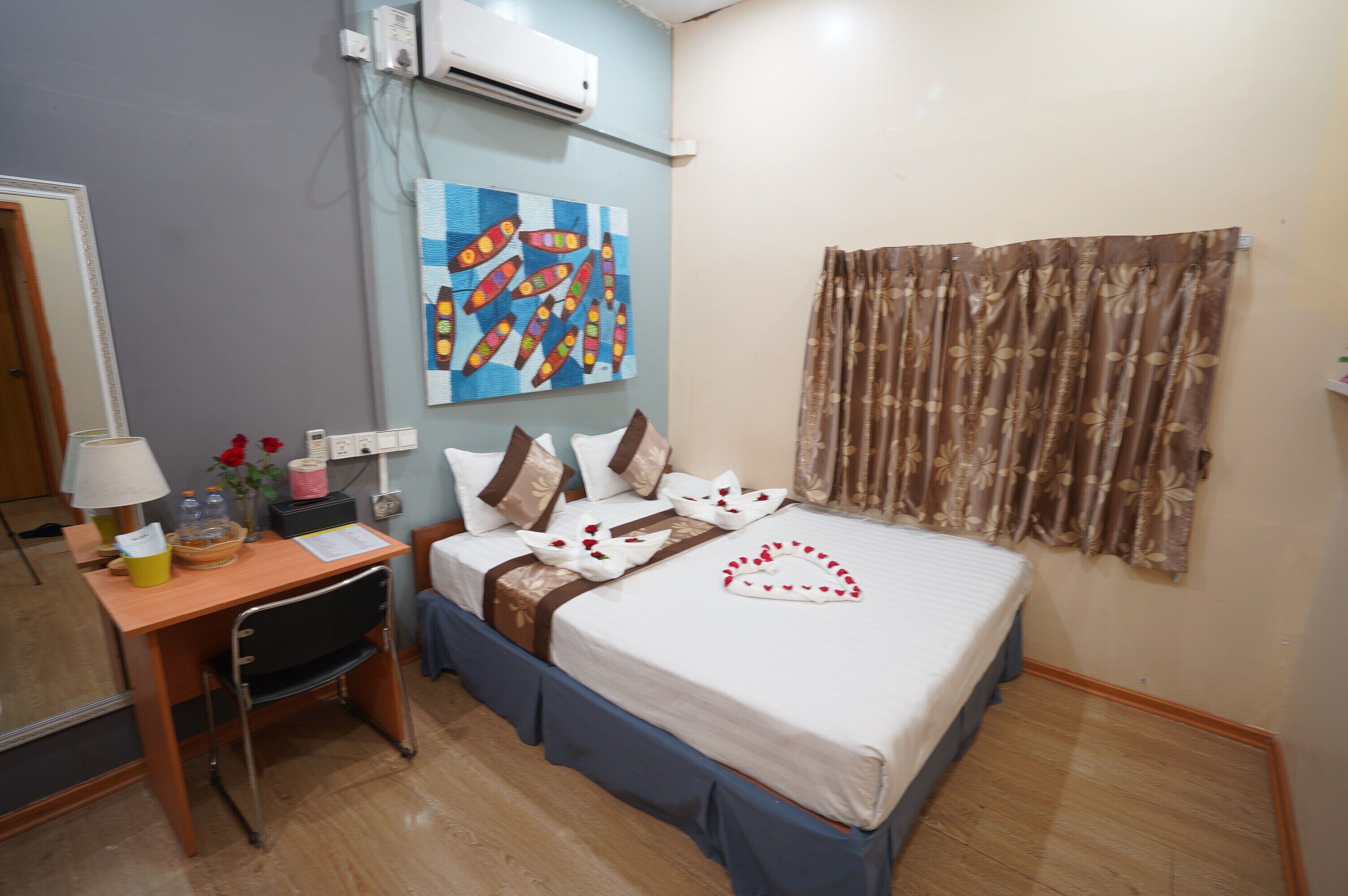 standard double room | egyptian cotton sheets, premium bedding, pillow-top beds, desk