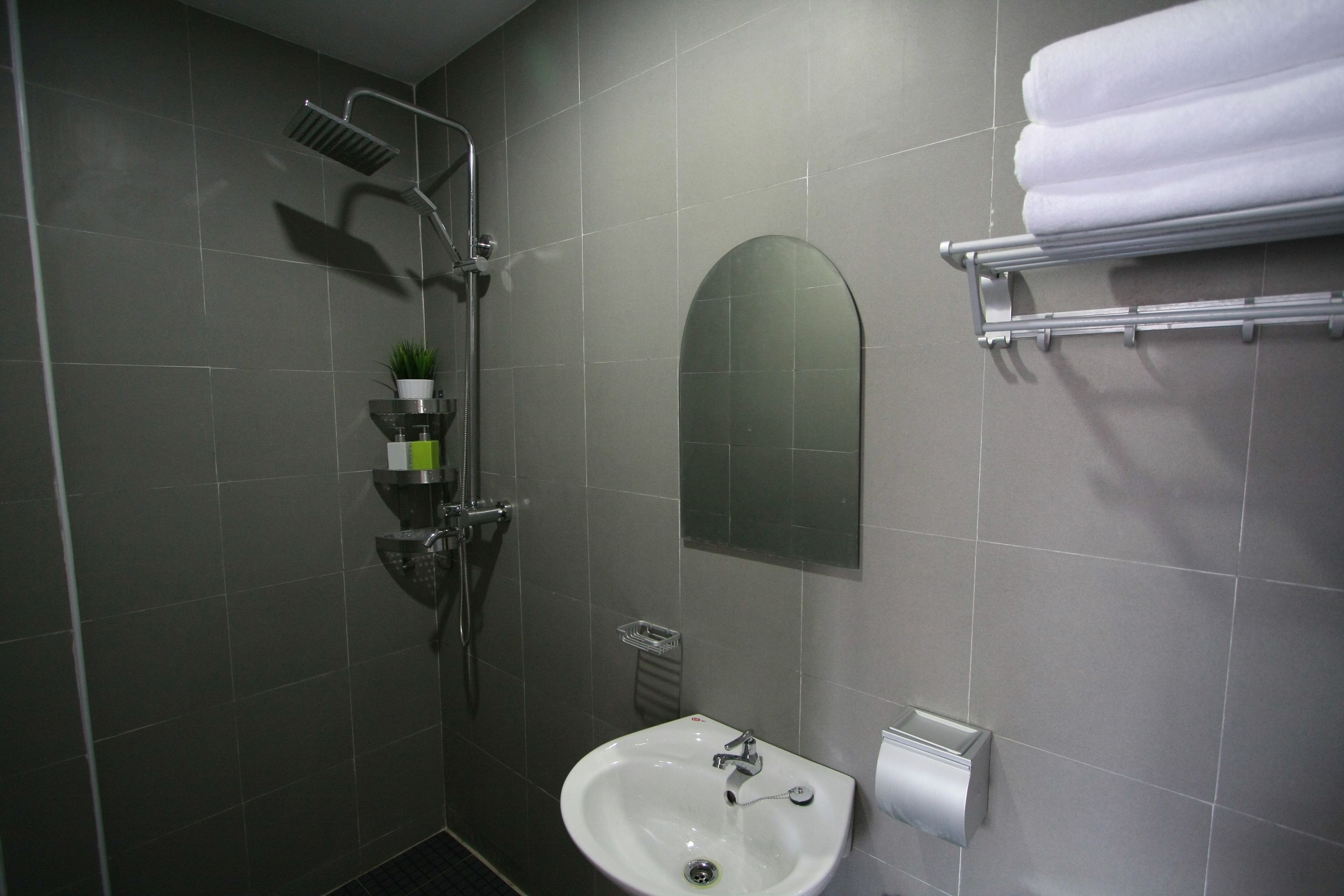 shower, rainfall showerhead, free toiletries, hair dryer