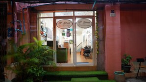 Fachada con un letrero que dice "15th Street" y acceso para sillas de ruedas.
