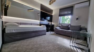 Escritorio, tabla de planchar con plancha, wifi gratis y ropa de cama