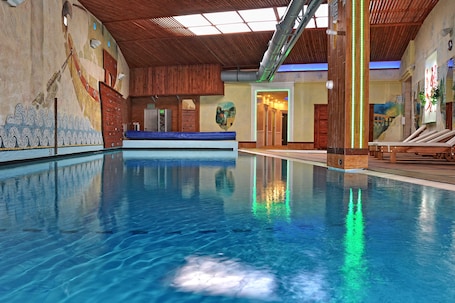 Indoor pool, free cabanas, sun loungers