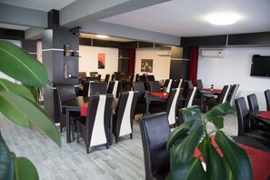 Breakfast and dinner served, Regional cuisine - GP Hotel (Ploiesti)