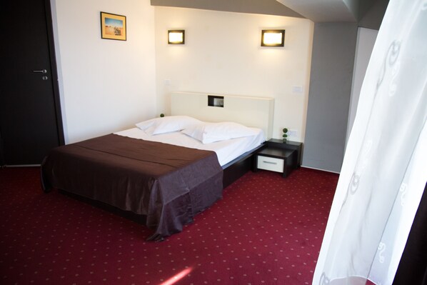 Double Room | Minibar, desk, soundproofing, iron/ironing board - GP Hotel (Ploiesti)