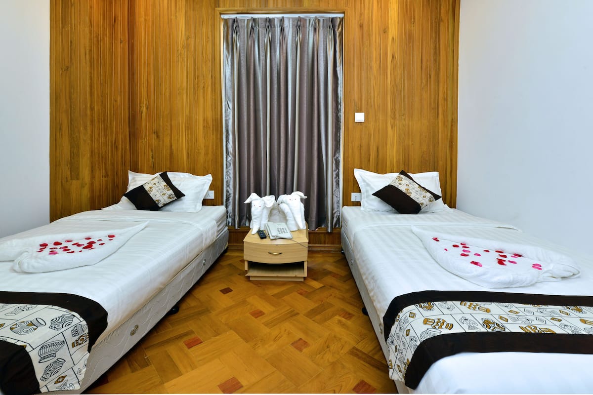 Chambre Supérieure avec lits jumeaux, 2 lits une place | Rideaux occultants, fer et planche à repasser, Wi-Fi gratuit
