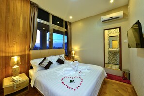 Quarto casal superior | Cortinas blackout, ferros/tábuas de passar roupa, Wi-Fi de cortesia