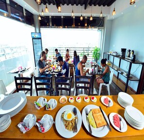 Café da manhã inglês grátis todos os dias