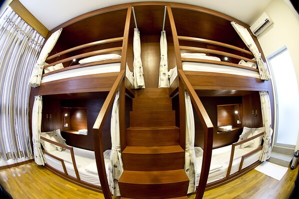 Cortinas opacas, tabla de planchar con plancha, wifi gratis