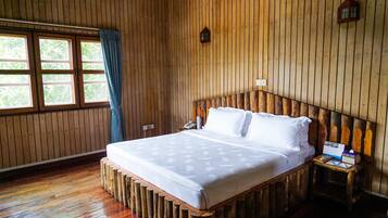 Combined shower/bathtub, rainfall showerhead, free toiletries