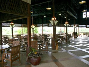 2 restaurants, breakfast, lunch, dinner served; international cuisine