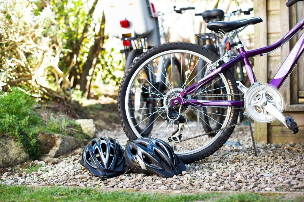 En cykel med en framgaffel med fjädring, en bakväxel och ett kedjedrev.