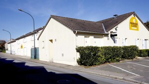Un edificio blanco con un letrero que dice 'Premiere Classe Hotels'.
