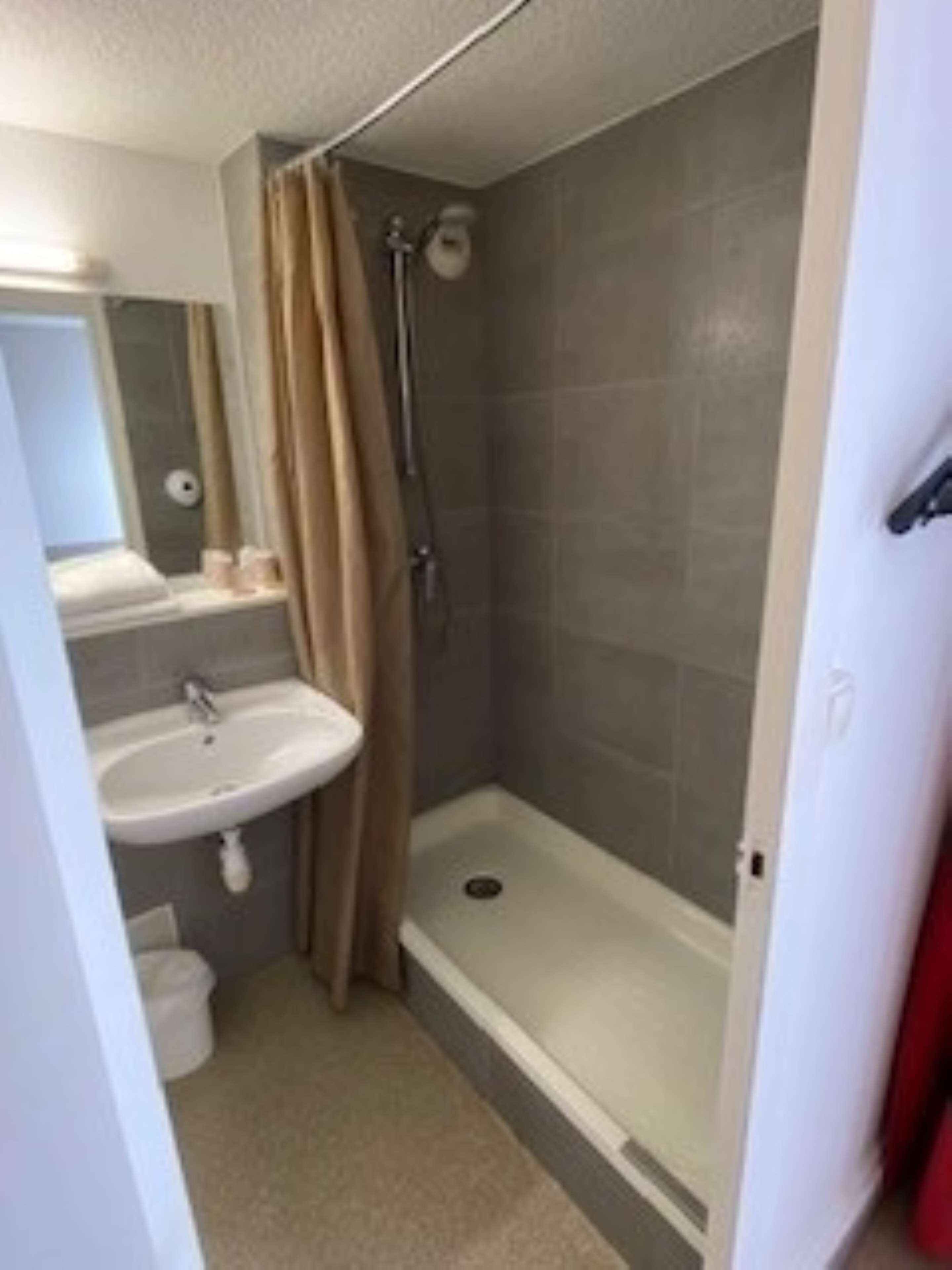 Shower, eco-friendly toiletries, towels