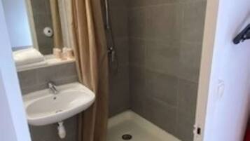 Shower, eco-friendly toiletries, towels