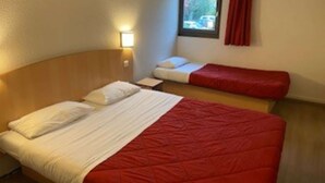 Habitación de hotel con una cama grande, una cama más pequeña, una ventana con vistas y una cortina roja.