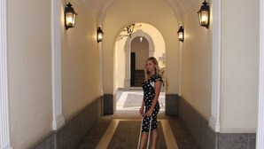 A corridor with a patterned floor, white walls, and decorative lighting. - Dimora Frattina (Rome)